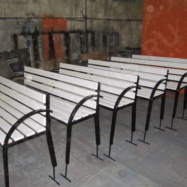 Уличные скамейки: как выбрать надежную и красивую опору для отдыха